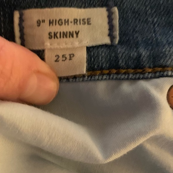 Madewell Petite 9" Mid-Rise Skinny Jeans in Frankie Wash: Torn-Knee Edition - Picture 7 of 10